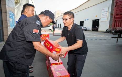 戰(zhàn)高溫、保供應，嘉興市財貿(mào)工會主席陳云建慰問我司基層員工